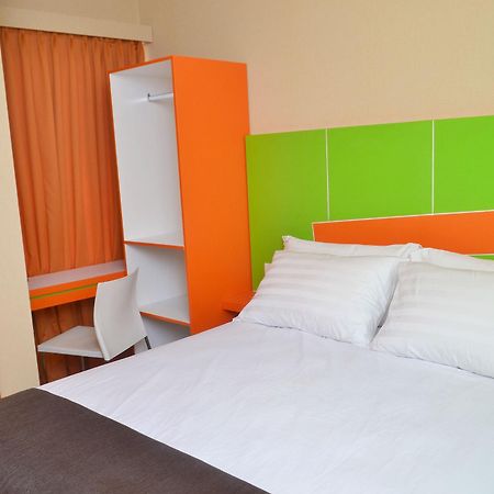 Titanium Express HomTel Hotel Jakarta Exterior foto