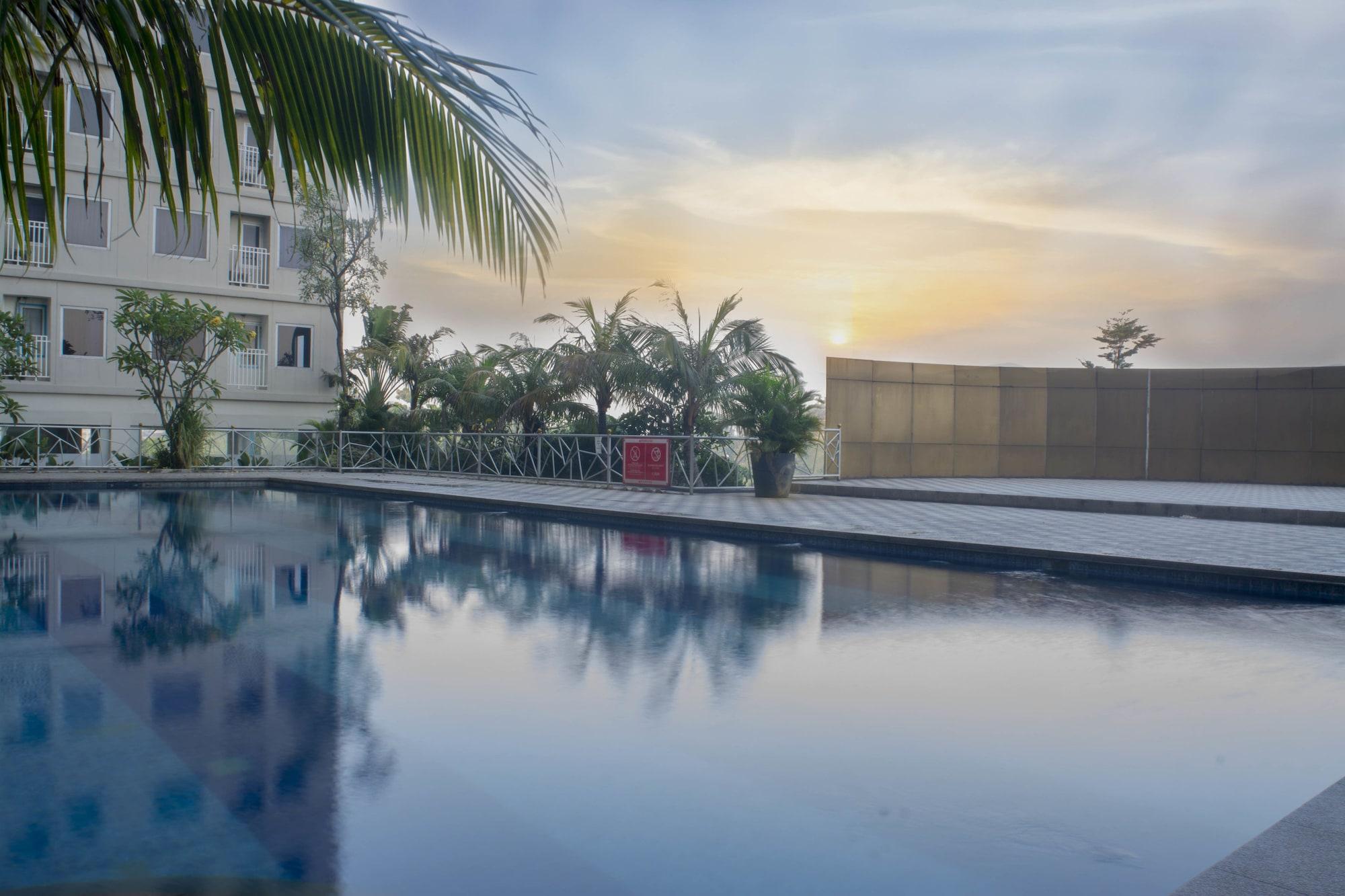 Titanium Express HomTel Hotel Jakarta Exterior foto
