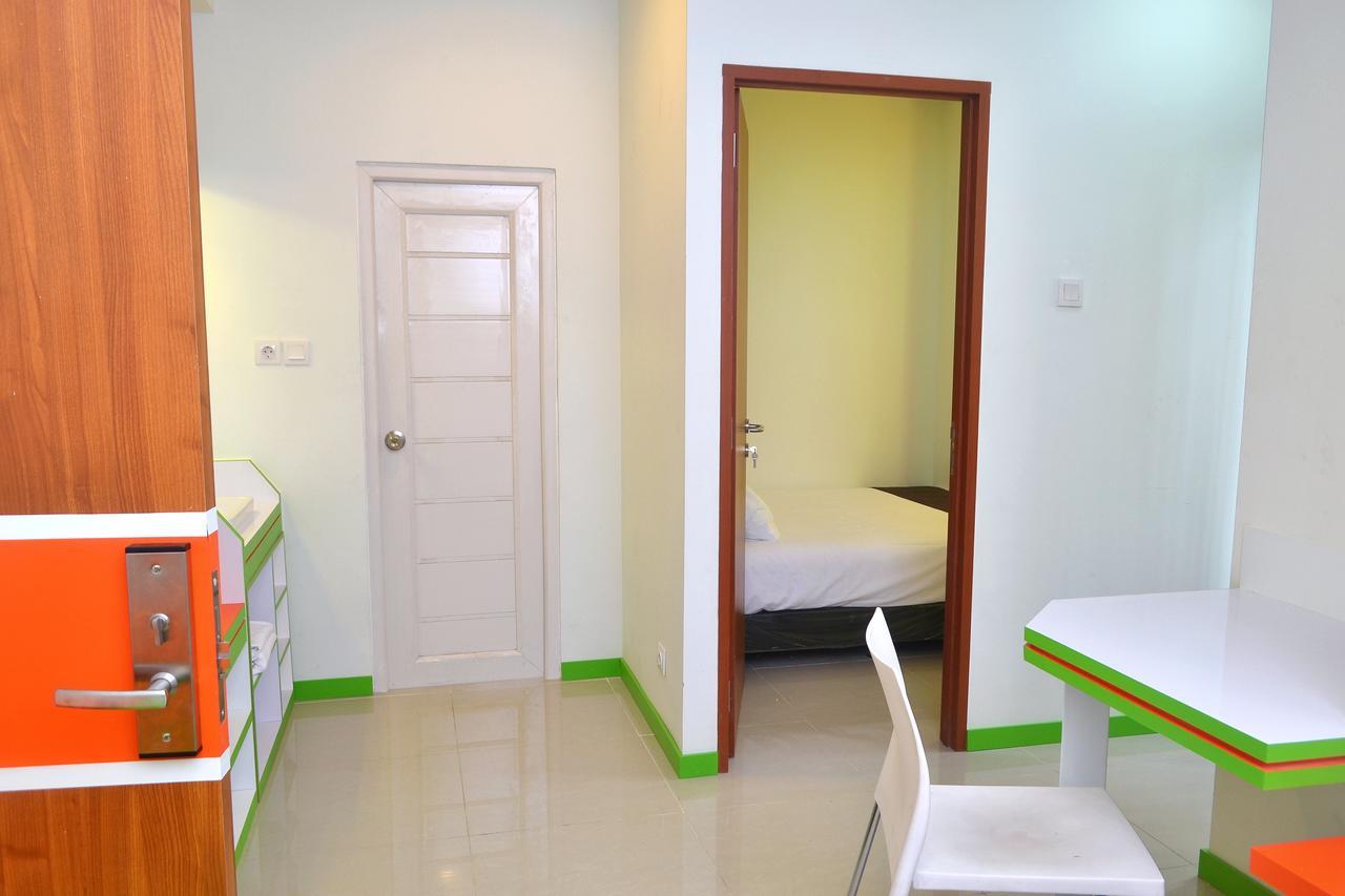 Titanium Express HomTel Hotel Jakarta Exterior foto